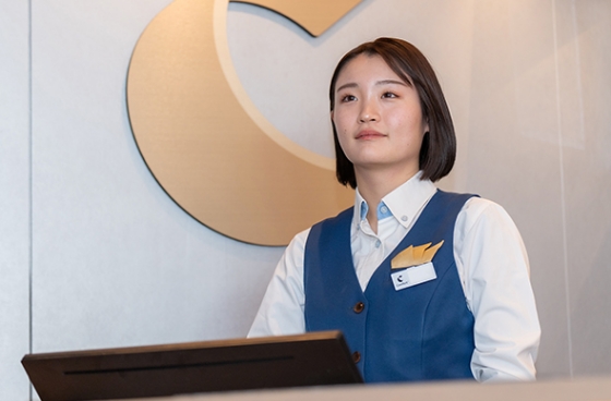 受付対応するスタッフの様子