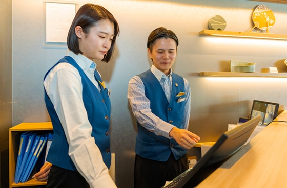 フロントでスタッフ指導をしている様子