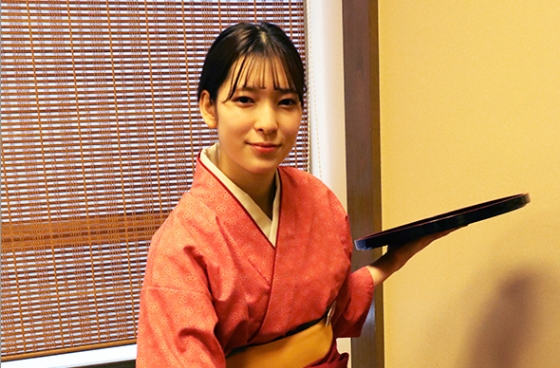 配膳中のスタッフ