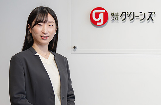 スーツ姿の女性スタッフ